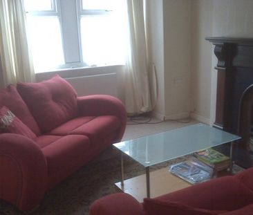 4 bed house with drive way! - Photo 2