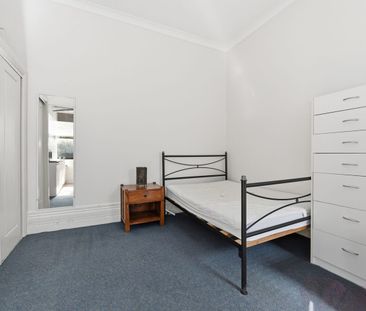 Partially furnished studio in the heart of Glebe - Photo 1