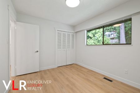 House in West Vancouver, BC - Photo 4