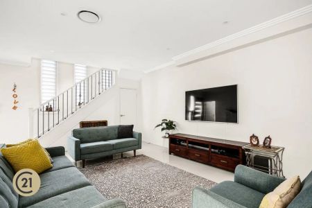 “Stunning & Spacious Family Home” - Photo 5