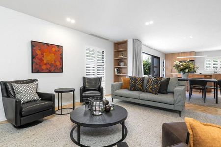 Luxurious Spacious Central Merivale Townhouse - Photo 2