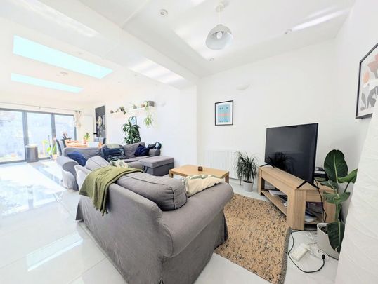 4 bedroom terraced house to rent - Photo 1