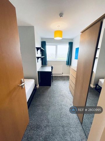 1 bedroom in a house share to rent - Photo 4