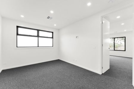 Luxury Living in a Prime Mount Waverley Location - Photo 4