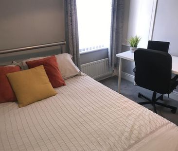 3 bedroom Flat To Let - Photo 4