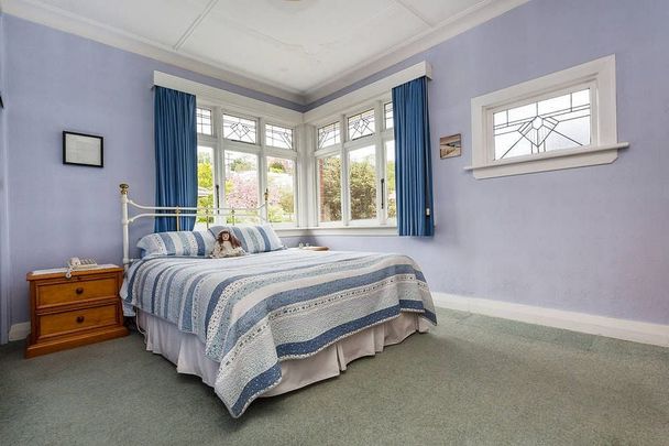 A beautiful brick house in a NEV’s most sought-aft - Photo 1