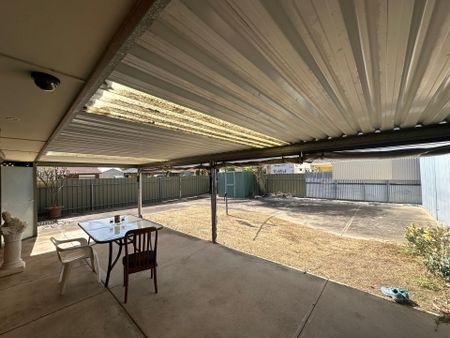 Spacious Family Home with Large Outdoor Entertaining Area - Photo 5