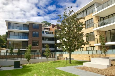 Stylish and Luxurious One Bedroom Apartment with Separate Study - Photo 4