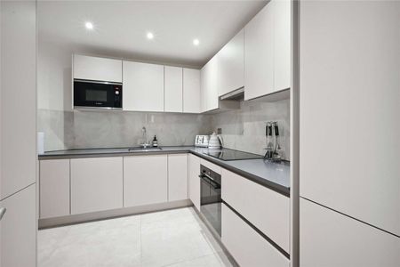 Superb 4 bedroom apartment in a highly sought after portered building - Photo 4