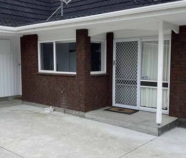 Quiet and friendly 2 bedroom home in great area - Photo 3