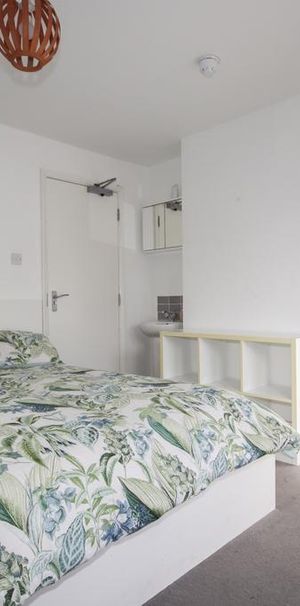 1 bedroom in a house share to rent - Photo 1