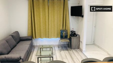 4-bedroom apartment for rent in East Wall, Dublin - Photo 2