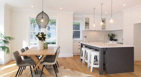 Near new with character - Photo 2