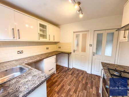 3 bedroom semi-detached house to rent - Photo 5
