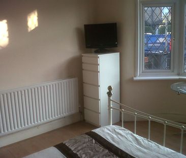 Room in a Shared House, Suffolk Road, IG11 - Photo 3
