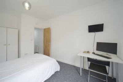 6 bedroom House in Delph Mount, Leeds - Photo 5