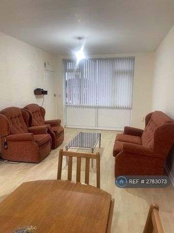 3 bedroom end of terrace house to rent - Photo 2