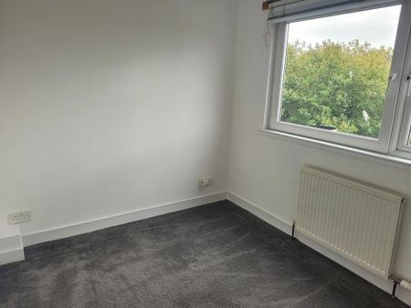 3 bedroom flat to rent - Photo 3