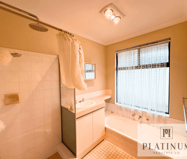 Spacious 4-Bedroom Family Home with Workshop, Solar & Multiple Livi... - Photo 4