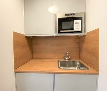 Antrobus Road, London - Photo 1