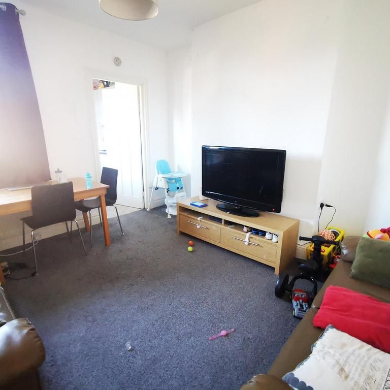3 bedroom flat to rent - Photo 1