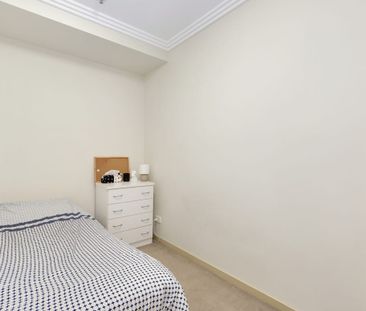 Large 1 Bedroom with Study! - Photo 3