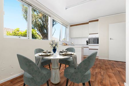 Spacious Ground-Floor Gem - Photo 2