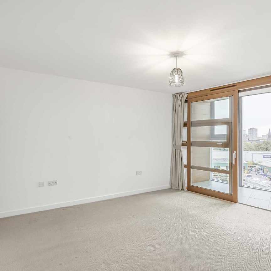 Lombard Road, Battersea, SW11, London - Photo 1