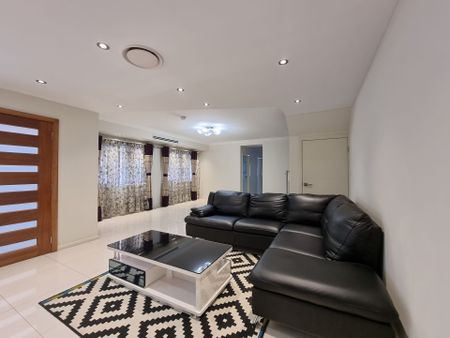 SPACIOUS 4-BEDROOM DUPLEX FOR RENT - Photo 3
