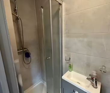 First Floor Self contained studio flat ideal for couple- 1200 pcm i... - Photo 5