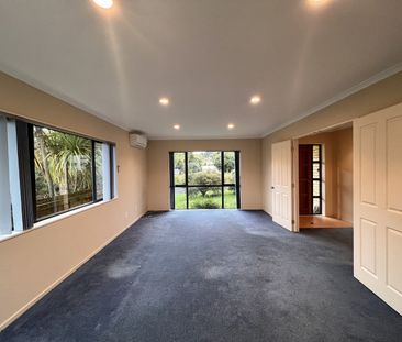 Four bedroom brick and tile - Photo 5