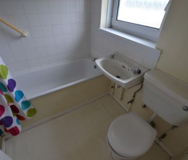 2 bedroom semi-detached house to rent - Photo 6