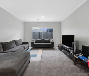 IMMACULATE, SPACIOUS AND IN A PRIME LOCATION - Photo 2