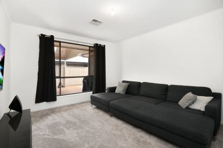 Four bedroom family residence for versatile family living - Photo 2