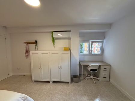 Carrer de Rodrigo de Pertegás, Valencia, Valencian Community 46023 - Photo 3