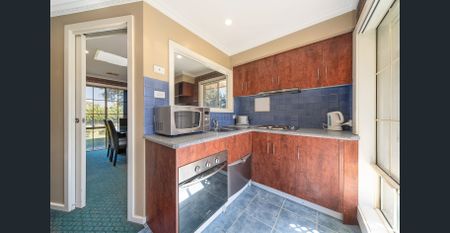 - COUNTRY LIVING - - Photo 5