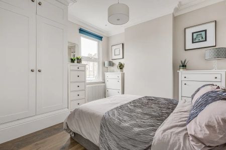 3 bedroom house in London - Photo 4