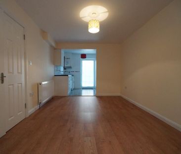 4 bedroom end of terrace house to rent - Photo 2