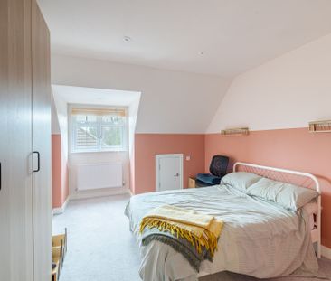 To Let 2 Bedroom Flat - Photo 1
