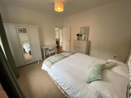 OX Living is proud to present this high-quality 6-bedroom co-living property, perfect for working professionals looking for stylish, stress-free living. Room 4 - Photo 4