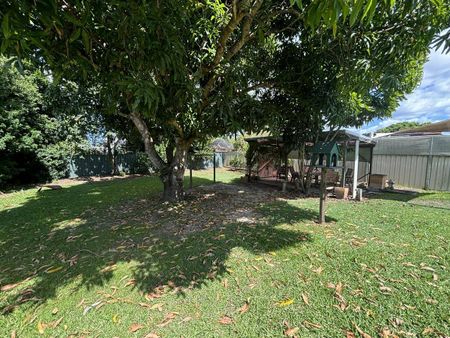 CHARMING FAMILY HOME IN PRIME LOCATION - FURNISHED PROPERTY WITH MOWING INCLUDED - Photo 5