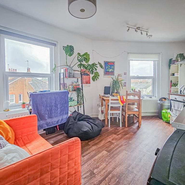 3 bedroom private hall to rent - Photo 1