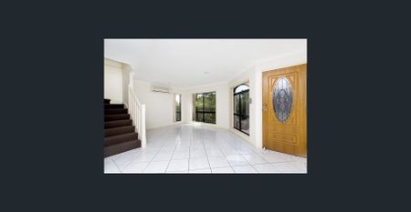 Resort style, 2-stories Townhouse in Carindale - Photo 4