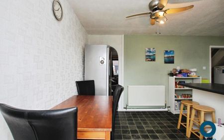 A brilliant family home, with a good size garden and driveway parking. - Photo 4