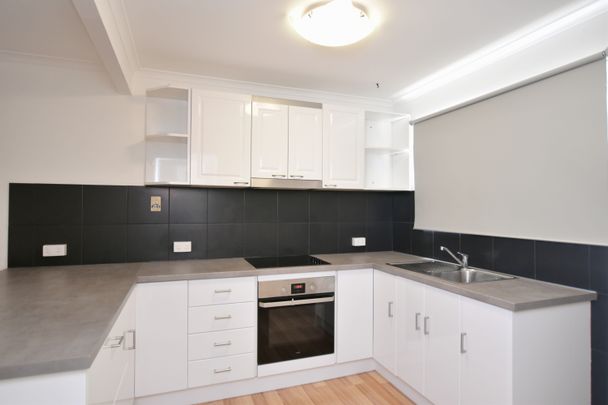 MODERN COMFORT MEETS EVERYDAY CONVENIENCE - WELCOME TO 5/4 LAMINGTON DRIVE! - Photo 1