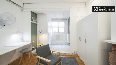 barcelona, Catalonia 08012 - Photo 2