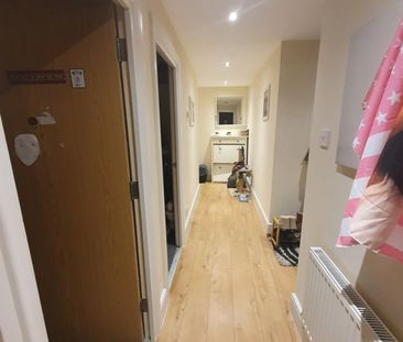 3 Bed Flat, Portland Road, SE25 - Photo 2