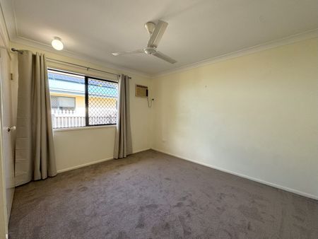 SPACIOUS 3 BEDROOM FAMILY HOME IN PRIME DOUGLAS LOCATION! - Photo 4