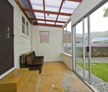 Freshly Redecorated 3-Bed with Thriving Vege Garde - Photo 4