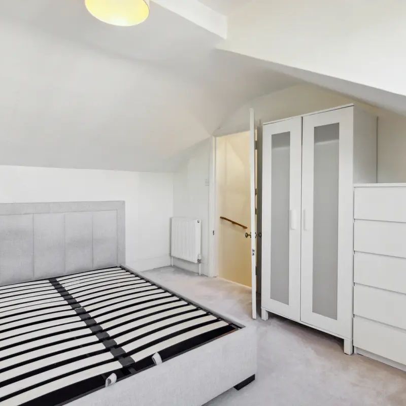 2 bedroom flat in London - Photo 1